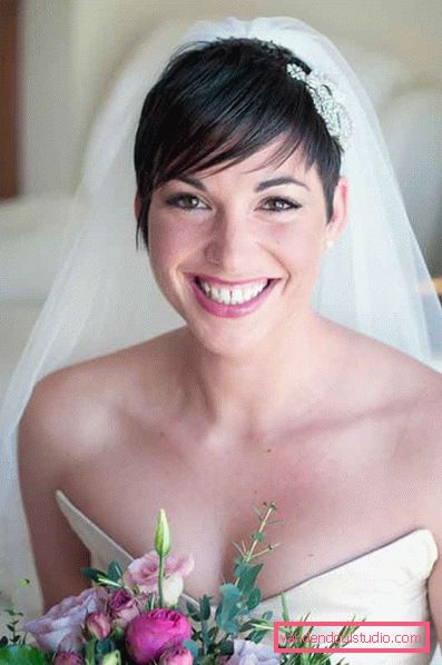 Acconciature da sposa con un velo in media