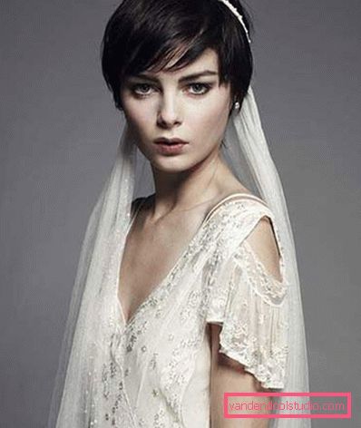 Acconciature da sposa con un velo su media