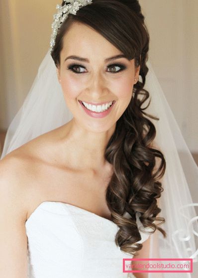Acconciature da sposa con un velo in media