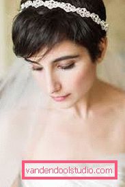 Acconciature da sposa con un velo su media