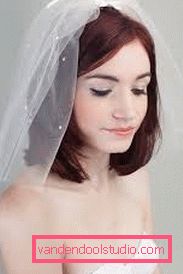 Acconciature da sposa con un velo su media