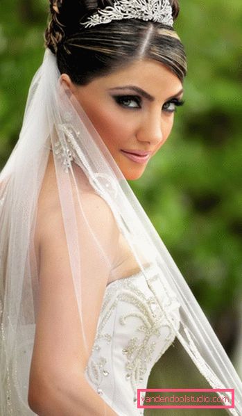 Acconciature da sposa con un velo in media