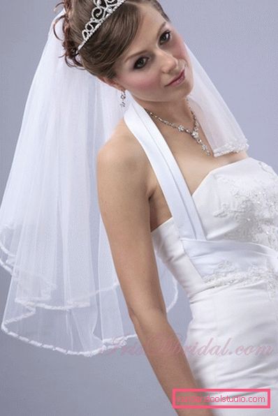Acconciature da sposa con un velo su media