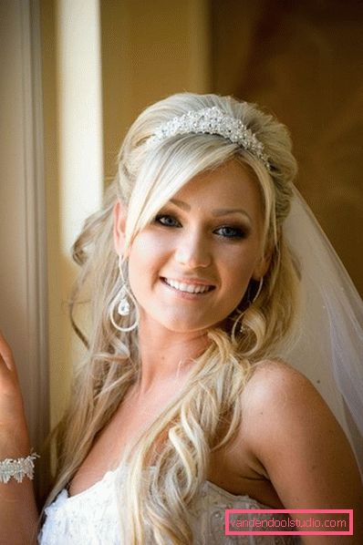 Acconciature da sposa con un velo su media