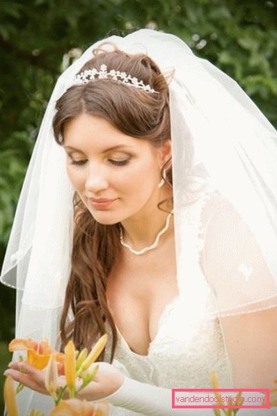 Acconciature da sposa con un velo in media