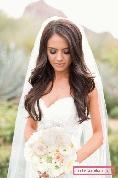 Acconciature da sposa con un velo su media