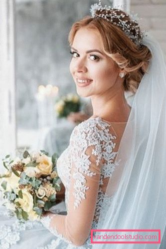 Acconciature da sposa con un velo su media