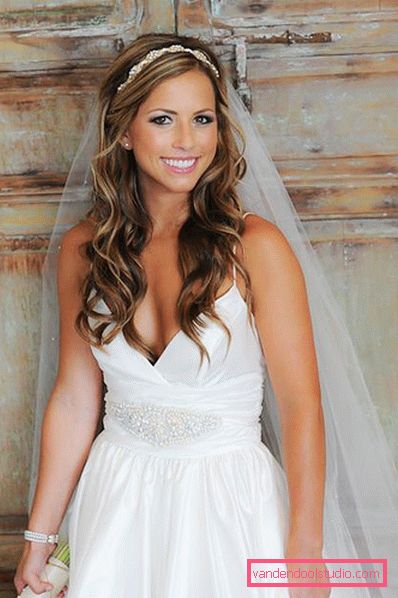 Acconciature da sposa con un velo su media