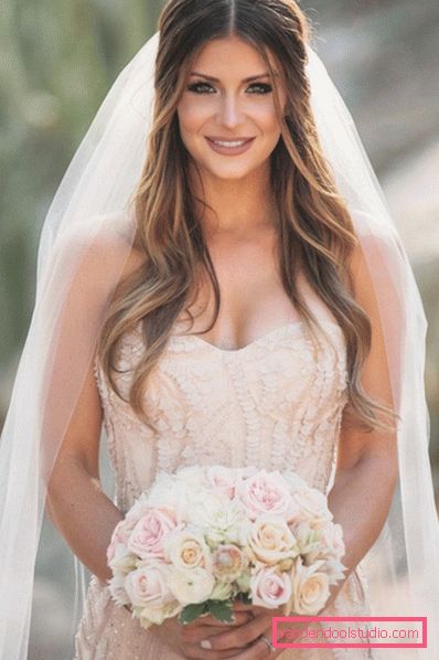 Acconciature da sposa con un velo su media