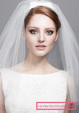 Acconciature da sposa con un velo su media