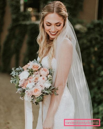Acconciature da sposa con un velo su media