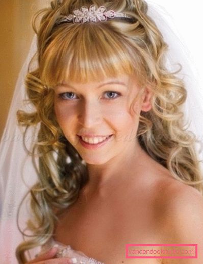 Acconciature da sposa con un velo in media
