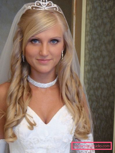 Acconciature da sposa con un velo in media