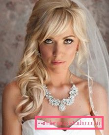 Acconciature da sposa con un velo in media