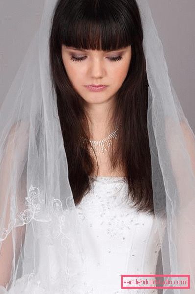 Acconciature da sposa con un velo in media