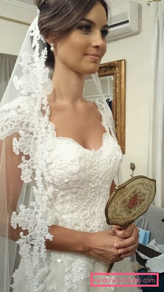 Acconciature da sposa con un velo in media