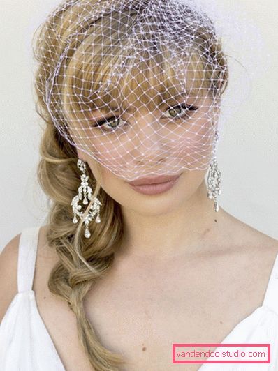 Acconciature da sposa con un velo in media