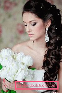 sposa con un mazzo di fiori bianchi sposa con un mazzo di fiori bianchi