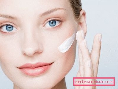 applicare la crema sul viso