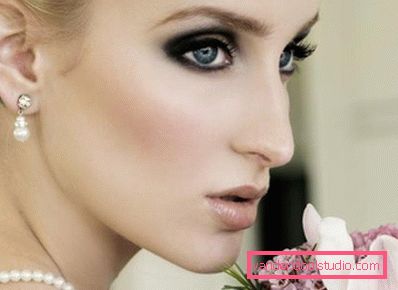 sposa dagli occhi verdi con un trucco molto brillante sposa dagli occhi verdi con un trucco molto brillante