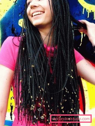 Ragazza con i capelli neri