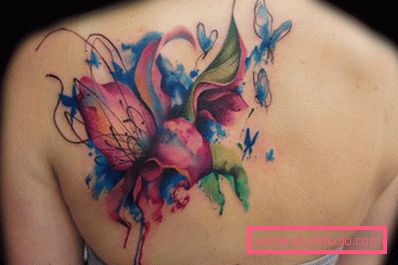 Acquerello del tatuaggio sulla spalla di una ragazza Acquerello del tatuaggio sulla spalla di una ragazza