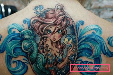 Tatuaggio sirenetta sul dorso della ragazza Tatuaggio sirenetta sul dorso della ragazza