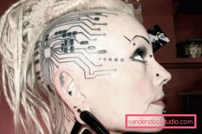 Ragazza con il tatuaggio cyberpunk