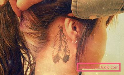 piuma del tatuaggio dietro l'orecchio piuma del tatuaggio dietro l'orecchio