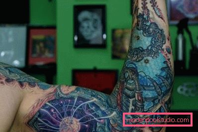 Bellissimo tatuaggio sul braccio Bellissimo tatuaggio sul braccio
