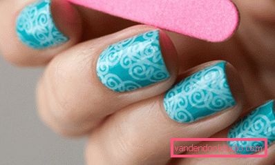 unghie artistiche in blu