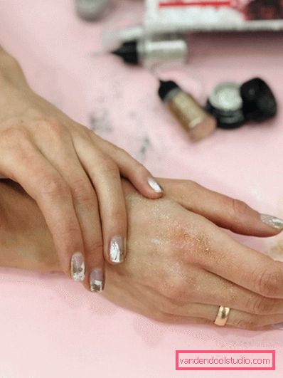 Manicure brillante con lamina 2019-2020 anni