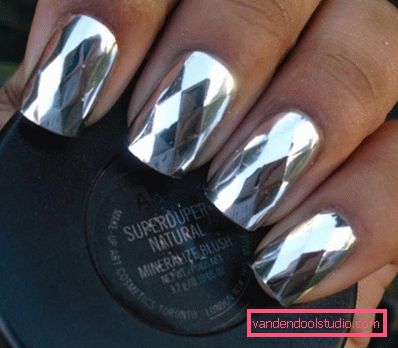 Manicure brillante con lamina 2019-2020 anni