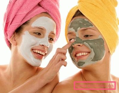 due ragazze con le maschere sui loro volti due ragazze con le maschere sui loro volti