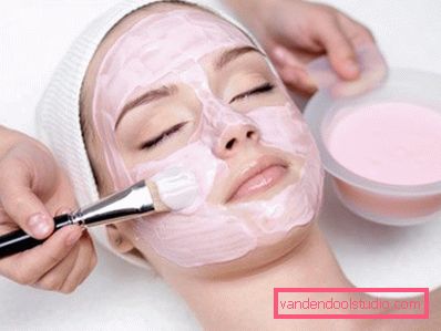 applicare una maschera nutriente applicare una maschera nutriente