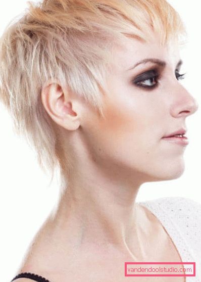 Posa un taglio di capelli corto a casa - Photo News 2019