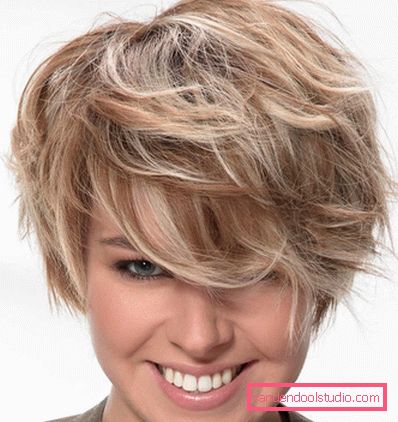 Posa un taglio di capelli corto a casa - Photo News 2019