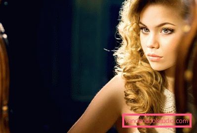 ragazza seduta vicino allo specchio ragazza seduta vicino allo specchio