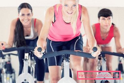 tre ragazze in allenamento tre ragazze in allenamento