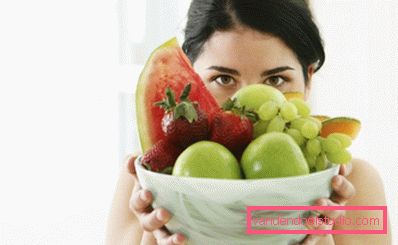 ragazza che tiene frutta ragazza che tiene frutta