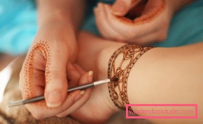 creando mehndi a piedi creando mehndi a piedi