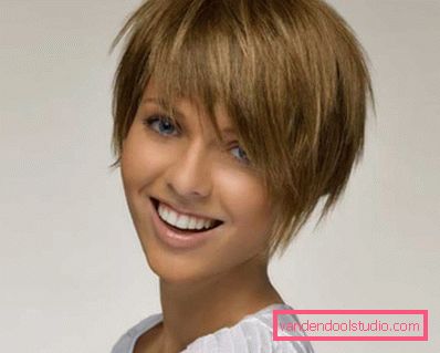 Tutta la varietà di tagli di capelli femminili per capelli medi e corti