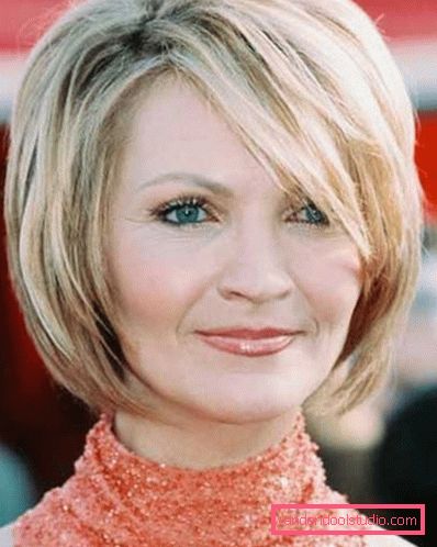 Tutta la varietà di tagli di capelli femminili per capelli medi e corti