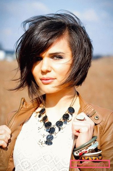 Tutta la varietà di tagli di capelli femminili per capelli medi e corti