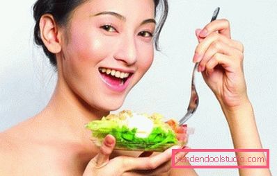 ragazza che mangia insalata ragazza che mangia insalata