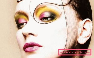 ragazza con un trucco insolito ragazza con un trucco insolito