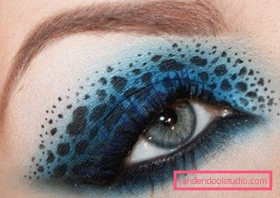 trucco blu e nero sulle palpebre trucco blu e nero sulle palpebre