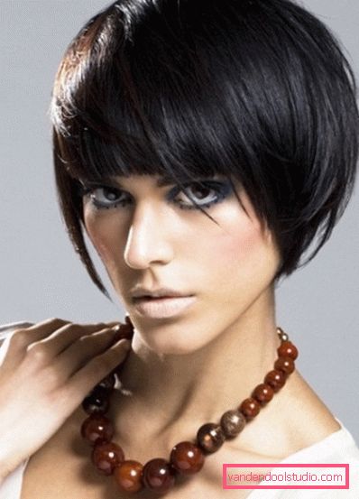 Tagliacapelli da donna per capelli corti e medi, foto con frangia