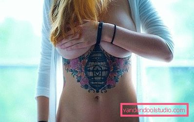 tatuaggio sotto il petto tatuaggio sotto il petto