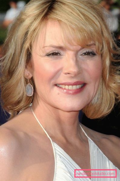 Acconciature ringiovanenti per donne da 50 anni con capelli medi Acconciature femminili per capelli medi - foto di stile bello e leggero per donne di diverse età